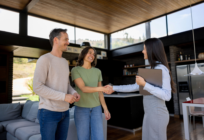 Selling a house in a busy spring market requires a well-thought-out strategy to maximise your chances of success. Here’s a step-by-step guide to help you navigate this competitive property season: First of all, it is essential to collaborate with an agent who possesses a deep understanding of your local market. Agents who have a proven