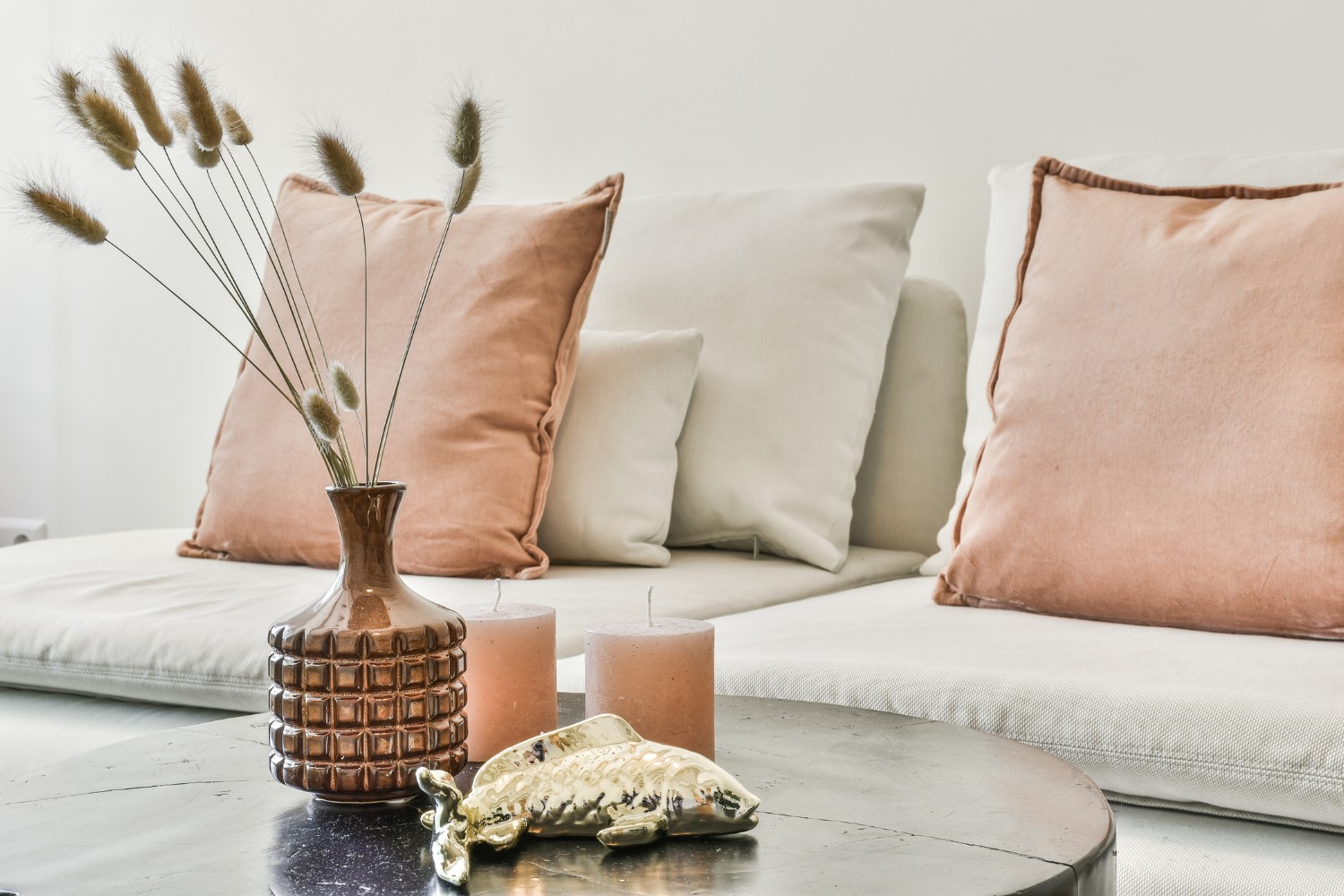 Autumn vibes, indoors.
As the season shifts, so can your space. This article explores simple, stylish ways to refresh your interiors for autumn - think cosy textures, earthy tones, and subtle updates that bring warmth without breaking the bank. Whether you're staging to sell or just want to embrace the seasonal mood, discover the latest trends that blend comfort, personality, and timeless appeal.